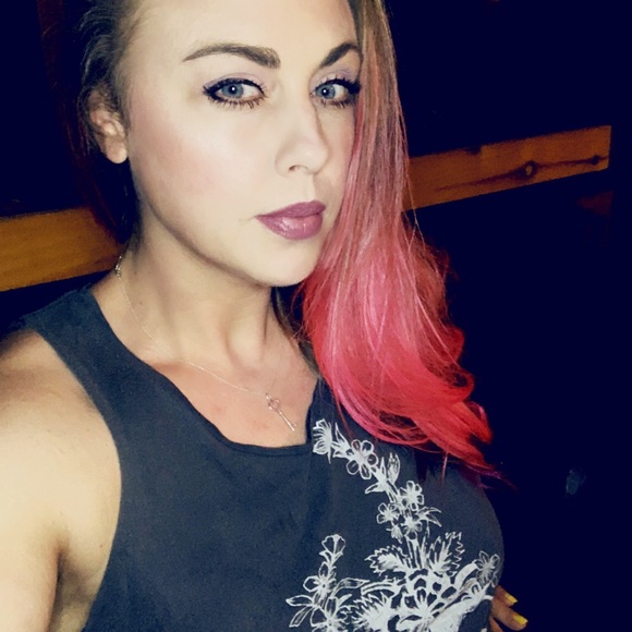 Hi, My name is Lydia, and I am a shopaholic. - Picture 1 of 4